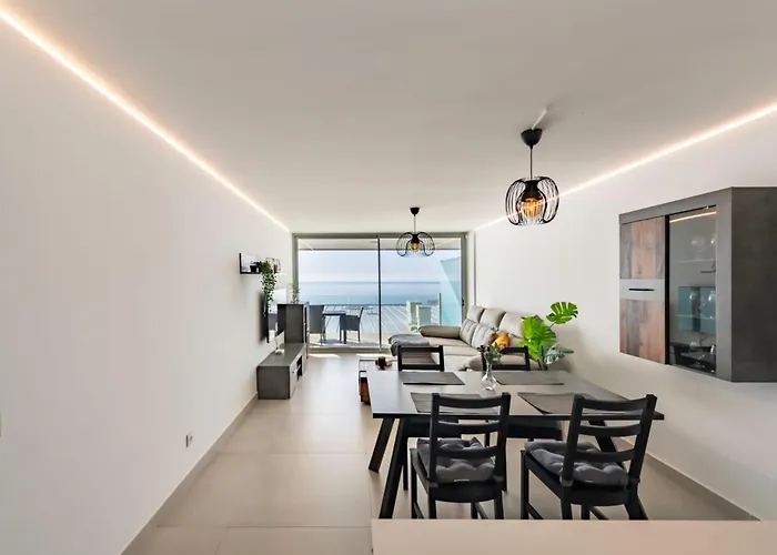 Апартаменты Serene Seaview Retreat In Higueron: 2br Oasis Фуэнхирола