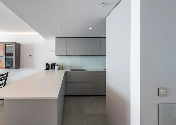 Апартаменты Serene Seaview Retreat In Higueron: 2br Oasis